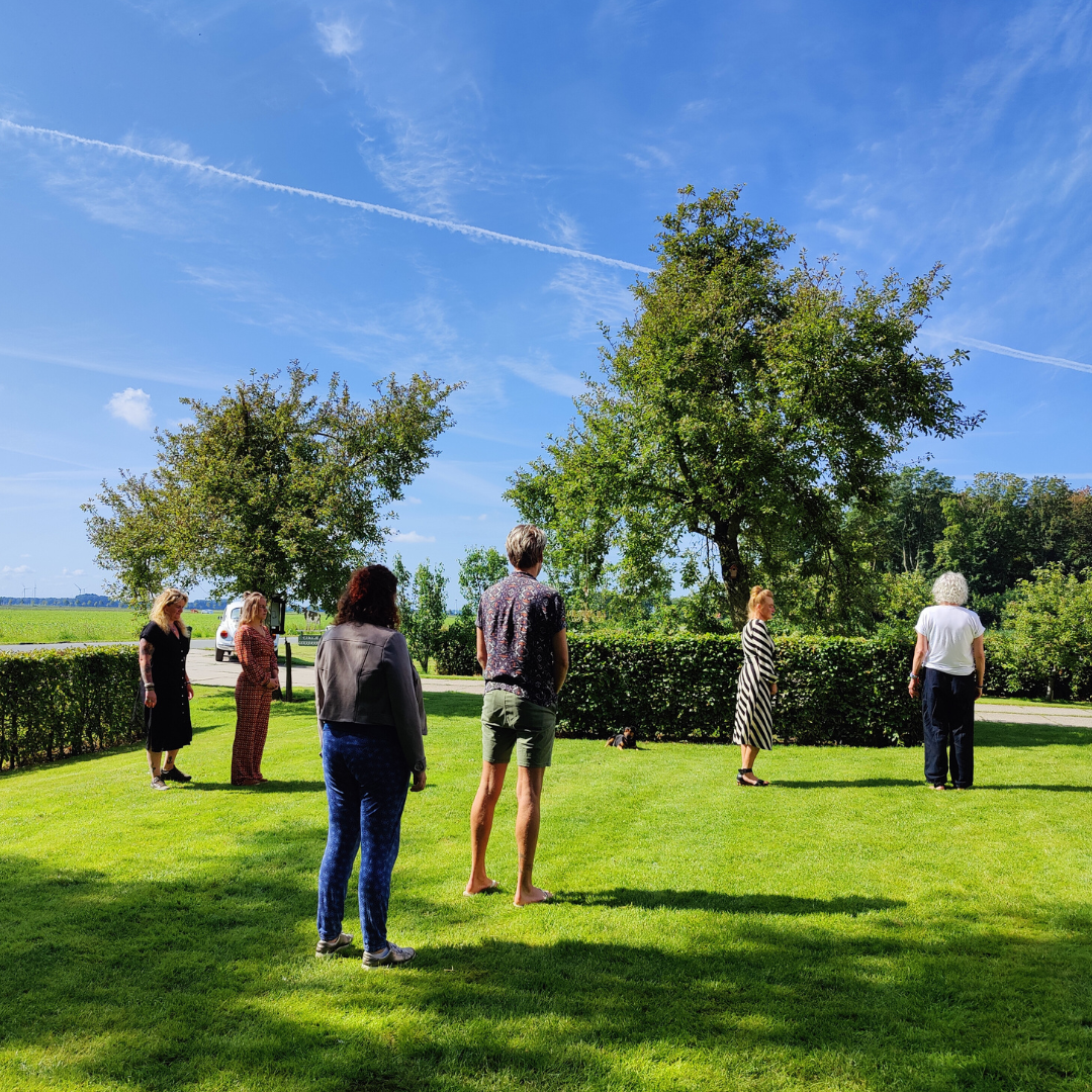 opstelling in natuur foto van mensen tijdens opstelling in natuur