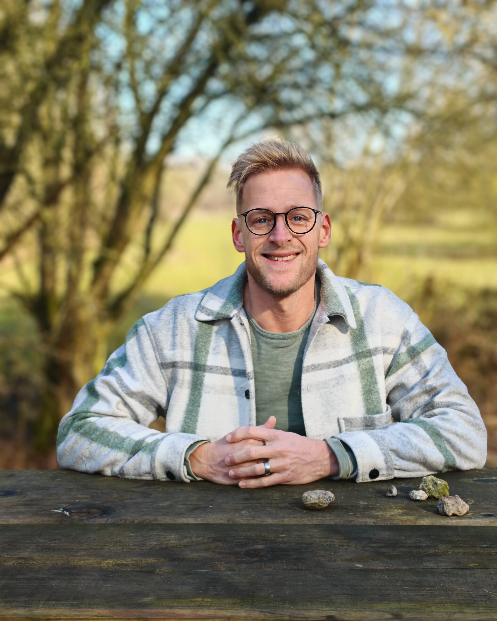Geert aan tafel met voorwerpen voor opstelling